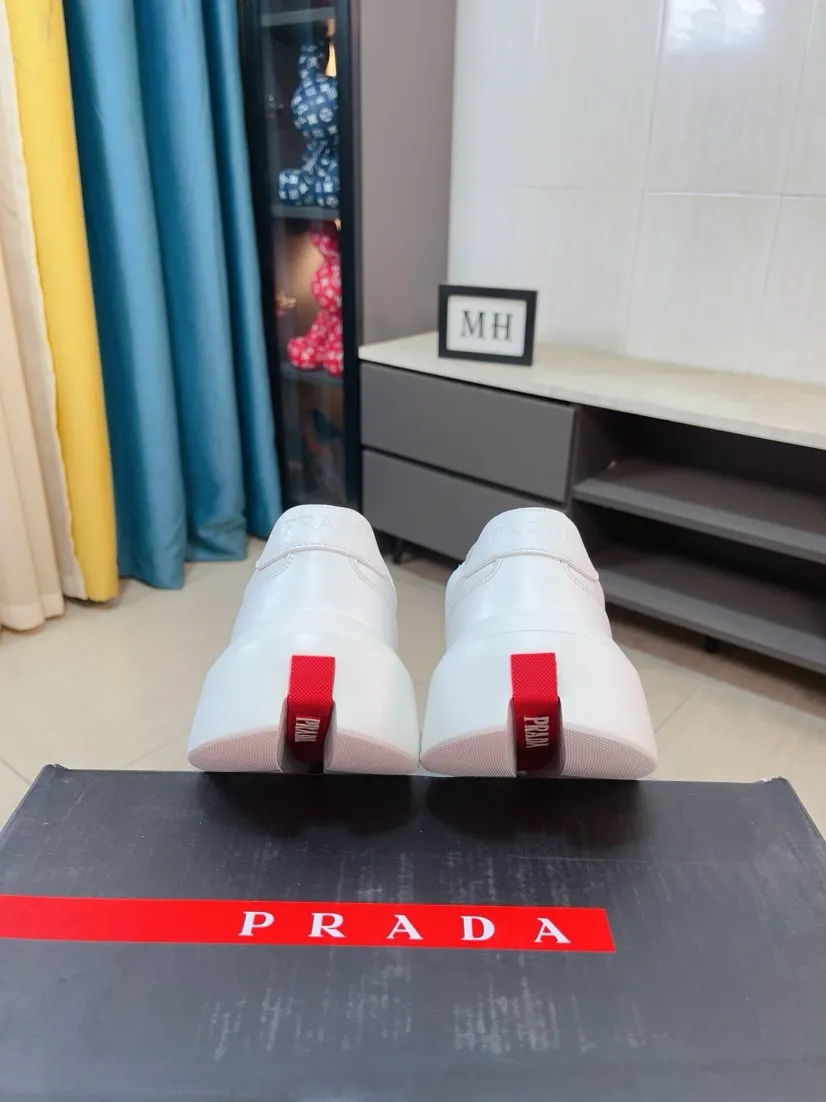 Men's shoes 💰620🌹🌹High-quality new Prada counters are launched simultaneously. The new men's shoes and 😘fabrics are selected from imported mesh and glue-spraying technology. Imported cowhide lining. 👍🏿High-end☄️Open-molded non-slip rubber outsole, exquisite lines, simple and elegant, comfortable and high-end for leisure travel. Code number: 38 to 44